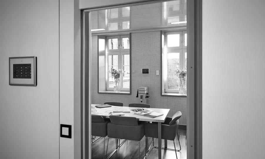 Blick in den it-living Showroom mit Besprechungstisch